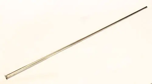 Glattes, langes Metallrohr mit einem größeren Ende, vermutlich ein Fühler-Tauchrohr von Daikin, auf hellem Hintergrund.